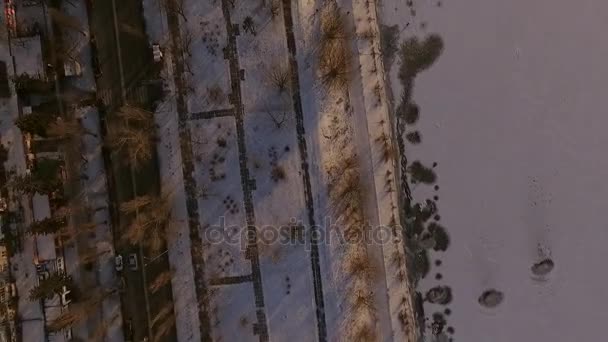 Kyjev. Ukrajina. Most přes zimu řeky Dněpru. Rozpětí nad město s ptačí perspektivy při západu slunce Lonza. Město Kyjev je na řece Dněpru. Létání v Kyjevě na řece Dněpr při západu slunce. Střechy bytových domů — Stock video