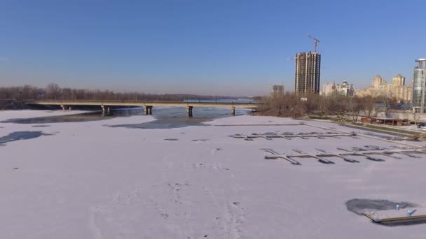 Fliegen über den zugefrorenen Fluss. dnieper in kiev, ukraine. — Stockvideo