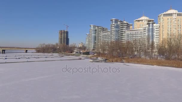 Flygande över frusna floden. Dnepr i Kiev, Ukraina. — Stockvideo