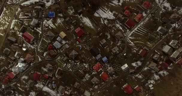 4k Drone záběry pohled: letu nad sunny vesnice s domy, lesy, pole a řeka v sunrise měkké světlo. Karpaty, Ukrajina, Evropa. Majestátní přírodní krajina. Kosmetický svět — Stock video