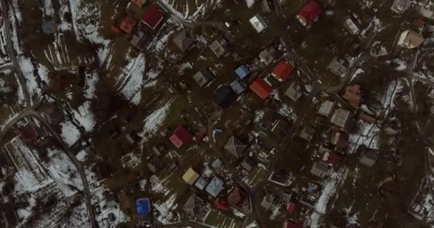 4k luchtfoto van Drone-beelden: vlucht over zonnige dorp met huizen, bossen, velden en rivier in sunrise zacht licht. Karpaten, Oekraïne, Europa. Majestueuze natuur landschap. Schoonheid wereld — Stockvideo