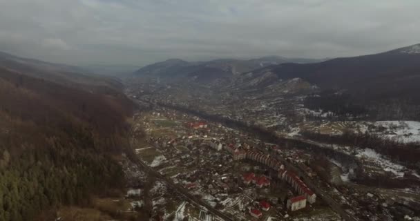 4K Aerial Drone Footage View: Flight over sunny village with houses, forests, fields and river in sunrise soft light. Carpathian Mountains, Ukraine, Europe. Majestic nature landscape. Beauty world — Stock Video