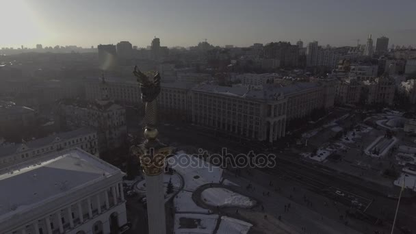 Bella città congelata invernale. volo Kiev sopra congelato ploschyadyu indipendence.on cima al paesaggio urbano. Simbolo dell'Ucraina. Il monumento nel centro di Kiev. Quadrato di indipendenza UltraHD 4K — Video Stock