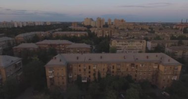 Hava anket. Kiev-Darnitsk bölgesi. Cityscape, eski mimari. Evler kez SSCB. Gün batımında kuş uçuş yüksekliği şehirden. büyük bir metropolde eski evleri.