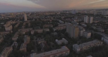 Hava anket. Kiev-Darnitsk bölgesi. Cityscape, eski mimari. Evler kez SSCB. Gün batımında kuş uçuş yüksekliği şehirden. büyük bir metropolde eski evleri.