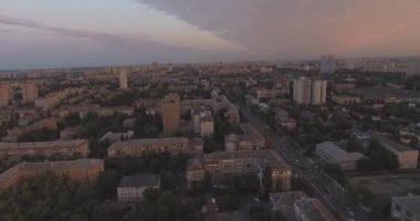 Hava anket. Kiev-Darnitsk bölgesi. Cityscape, eski mimari. Evler kez SSCB. Gün batımında kuş uçuş yüksekliği şehirden. büyük bir metropolde eski evleri.