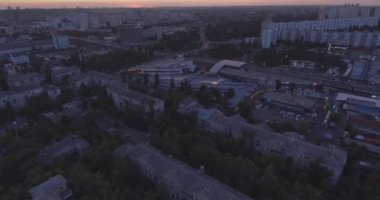 Hava anket. Kiev-Darnitsk bölgesi. Cityscape, eski mimari. Evler kez SSCB. Gün batımında kuş uçuş yüksekliği şehirden. büyük bir metropolde eski evleri.
