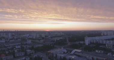 Hava anket. Kiev-Darnitsk bölgesi. Cityscape, eski mimari. Evler kez SSCB. Gün batımında kuş uçuş yüksekliği şehirden. büyük bir metropolde eski evleri.
