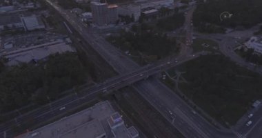 Hava anket. Kiev-Darnitsk bölgesi. Cityscape, eski mimari. Evler kez SSCB. Gün batımında kuş uçuş yüksekliği şehirden. büyük bir metropolde eski evleri.