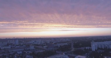 Hava anket. Kiev-Darnitsk bölgesi. Cityscape, eski mimari. Evler kez SSCB. Gün batımında kuş uçuş yüksekliği şehirden. büyük bir metropolde eski evleri.