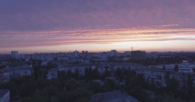 Hava anket. Kiev-Darnitsk bölgesi. Cityscape, eski mimari. Evler kez SSCB. Gün batımında kuş uçuş yüksekliği şehirden. büyük bir metropolde eski evleri.