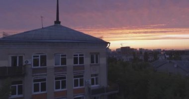 Hava anket. Kiev-Darnitsk bölgesi. Cityscape, eski mimari. Evler kez SSCB. Gün batımında kuş uçuş yüksekliği şehirden. büyük bir metropolde eski evleri.