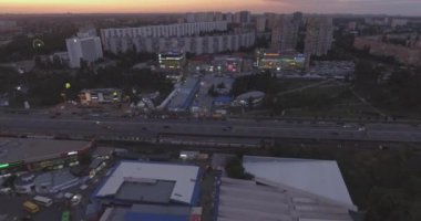 Hava anket. Kiev-Darnitsk bölgesi. Cityscape, eski mimari. Evler kez SSCB. Gün batımında kuş uçuş yüksekliği şehirden. büyük bir metropolde eski evleri.