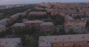 Hava anket. Kiev-Darnitsk bölgesi. Cityscape, eski mimari. Evler kez SSCB. Gün batımında kuş uçuş yüksekliği şehirden. büyük bir metropolde eski evleri.