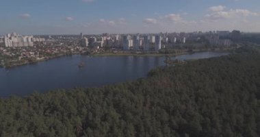 Hava Anket: Kiev-Akademgorodok. Cityscape havadan. Orman manzara metropol ve göl manzaralı. şehrin kenarında güzel bir göl. bir göl kentsel manzara ile yeşil orman.
