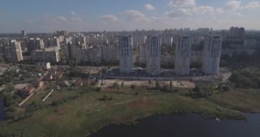 Hava Anket: Kiev-Akademgorodok. Cityscape havadan. Orman manzara metropol ve göl manzaralı. şehrin kenarında güzel bir göl. bir göl kentsel manzara ile yeşil orman.
