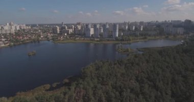 Hava Anket: Kiev-Akademgorodok. Cityscape havadan. Orman manzara metropol ve göl manzaralı. şehrin kenarında güzel bir göl. bir göl kentsel manzara ile yeşil orman.