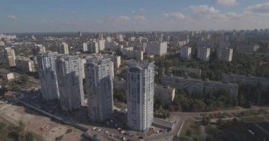 Hava Anket: Kiev-Akademgorodok. Cityscape havadan. Orman manzara metropol ve göl manzaralı. şehrin kenarında güzel bir göl. bir göl kentsel manzara ile yeşil orman.