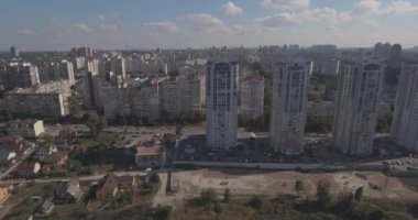 Hava Anket: Kiev-Akademgorodok. Cityscape havadan. Orman manzara metropol ve göl manzaralı. şehrin kenarında güzel bir göl. bir göl kentsel manzara ile yeşil orman.