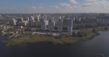 Hava Anket: Kiev-Akademgorodok. Cityscape havadan. Orman manzara metropol ve göl manzaralı. şehrin kenarında güzel bir göl. bir göl kentsel manzara ile yeşil orman.