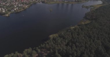Hava: orman peyzaj göl manzaralı. Sonbahar dönemi, bulutlar ile güneşli bir gün. güzel bir orman göl, yüksek bir tür. yeşil ağaçlar tarafından su dur. Orman manzara. Ukrayna. 