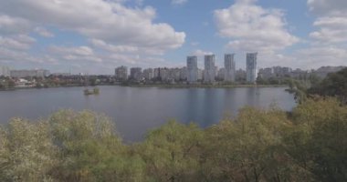 Hava Anket: Kiev-Akademgorodok. Cityscape havadan. Orman manzara metropol ve göl manzaralı. şehrin kenarında güzel bir göl. bir göl kentsel manzara ile yeşil orman.