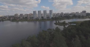 Hava Anket: Kiev-Akademgorodok. Cityscape havadan. Orman manzara metropol ve göl manzaralı. şehrin kenarında güzel bir göl. bir göl kentsel manzara ile yeşil orman.