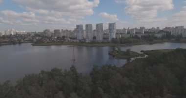 Hava Anket: Kiev-Akademgorodok. Cityscape havadan. Orman manzara metropol ve göl manzaralı. şehrin kenarında güzel bir göl. bir göl kentsel manzara ile yeşil orman.