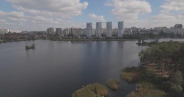 Hava Anket: Kiev-Akademgorodok. Cityscape havadan. Orman manzara metropol ve göl manzaralı. şehrin kenarında güzel bir göl. bir göl kentsel manzara ile yeşil orman.