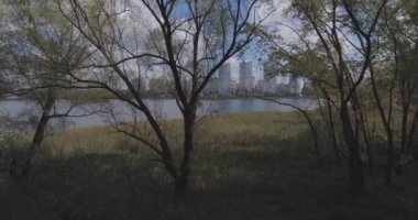 Hava Anket: Kiev-Akademgorodok. Cityscape havadan. Orman manzara metropol ve göl manzaralı. şehrin kenarında güzel bir göl. bir göl kentsel manzara ile yeşil orman.