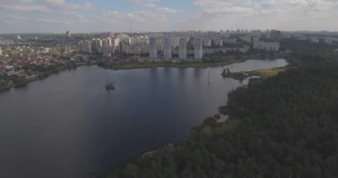 Hava Anket: Kiev-Akademgorodok. Cityscape havadan. Orman manzara metropol ve göl manzaralı. şehrin kenarında güzel bir göl. bir göl kentsel manzara ile yeşil orman.
