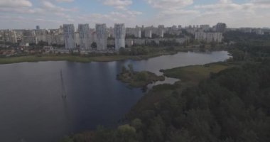 Hava Anket: Kiev-Akademgorodok. Cityscape havadan. Orman manzara metropol ve göl manzaralı. şehrin kenarında güzel bir göl. bir göl kentsel manzara ile yeşil orman.