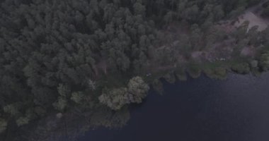 Hava: orman peyzaj Göl Manzaralı.