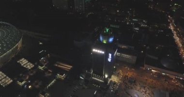 Kiev şehir manzarası binalar gece havadan görünümü.