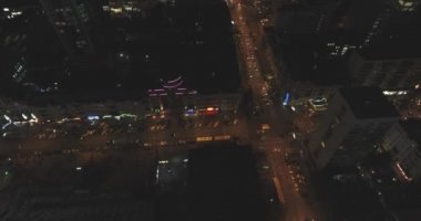 Kiev şehir manzarası binalar gece havadan görünümü.