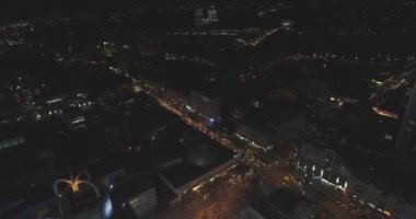 Kiev şehir manzarası binalar gece havadan görünümü.