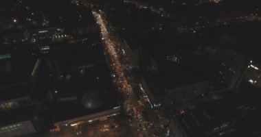 Kiev şehir manzarası binalar gece havadan görünümü.