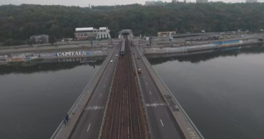 Hava. Bulutlu havalarda Kiev metro Köprüsü.