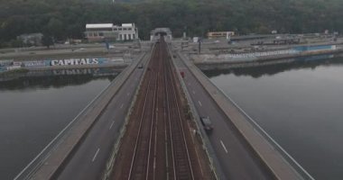 Hava. Bulutlu havalarda Kiev metro Köprüsü.