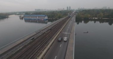 Hava. Bulutlu havalarda Kiev metro Köprüsü.