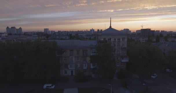 Légi felmérés. Kijev-Darnitsk régióban. városképet gazdagító épületnek szánták, régi építészet. Házak, az idők, a Szovjetunió. A város a madarak repülésének napnyugtakor a nap magasságát. régi házak egy világvárosban. — Stock videók