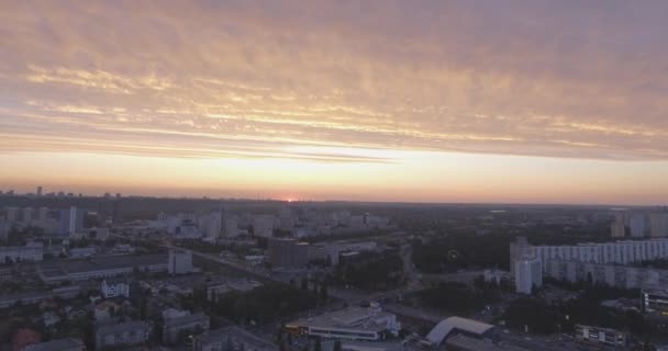 航空測量。キエフ Darnitsk 地域。都市の景観、古い建築。ソ連の時代の住宅。その日の夕暮れ時、鳥の飛行の高さから街。大都会の古い家屋. — ストック動画