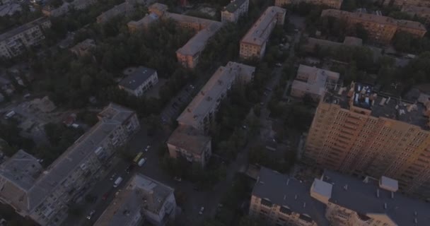 Εναέρια έρευνα. Περιοχή: Κίεβο-Darnitsk. αστικό τοπίο, παλιά αρχιτεκτονική. Τα σπίτια της εποχής της ΕΣΣΔ. Η πόλη από το ύψος της πτήσης ενός πουλιού στο ηλιοβασίλεμα από την ημέρα. παλιά σπίτια σε μια μεγάλη μητρόπολη. — Αρχείο Βίντεο