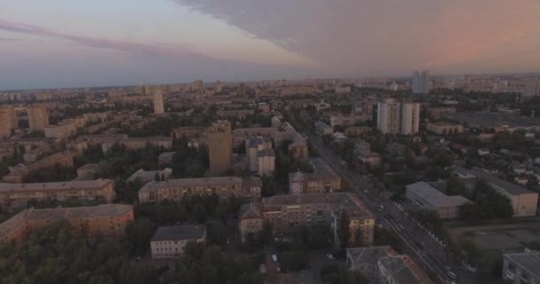 航空測量。キエフ Darnitsk 地域。都市の景観、古い建築。ソ連の時代の住宅。その日の夕暮れ時、鳥の飛行の高さから街。大都会の古い家屋. — ストック動画