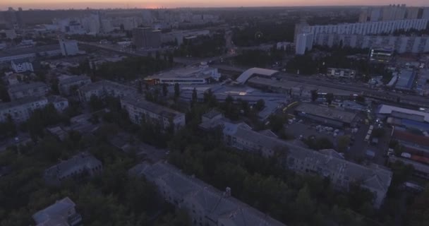 Luftaufnahme. Kiew-Darnizk. Stadtbild, alte Architektur. Häuser aus der Zeit des Kussr. Die Stadt aus der Höhe eines Vogelfluges bei Sonnenuntergang. alte Häuser in einer Großstadt. — Stockvideo