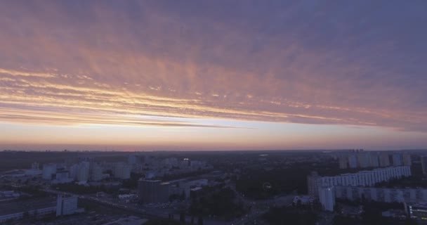 空中调查基辅-Darnitsk 地区。城市景观, 古老的建筑。苏联时代的房子。这座城市从一只鸟的飞行高度在日落的一天。大都市的老房子. — 图库视频影像