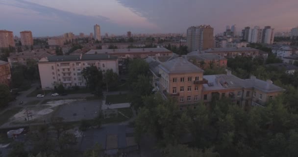 Luchtfoto enquête. Kiev-Darnitsk regio. stadsgezicht, oude architectuur. Huizen van de tijden van de Sovjet-Unie. De stad uit de hoogte van een bird's vlucht bij zonsondergang van de dag. oude huizen in een grote metropool. — Stockvideo