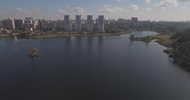 Estudio aéreo: Kiev-Akademgorodok. paisaje urbano desde el aire. Paisaje forestal con vistas al lago y a la metrópolis. un hermoso lago en el borde de la ciudad. bosque verde con un paisaje urbano lago . — Vídeo de stock