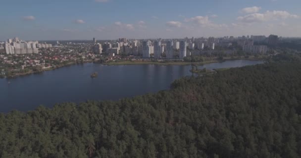 Aerial survey: Kijów-Akademgorodok. gród z powietrza. Las Krajobraz z widokiem na jezioro i metropolii. piękne jeziora, na skraju miasta. Zielony Las jezioro krajobraz miejski. — Wideo stockowe