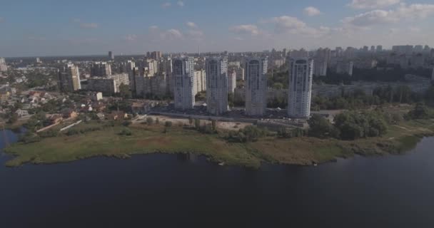 Indagine aerea: Kiev-Akademgorodok. Paesaggio urbano dall'alto. Paesaggio forestale con vista lago e metropoli. un bellissimo lago ai margini della città. foresta verde con un paesaggio urbano lago . — Video Stock